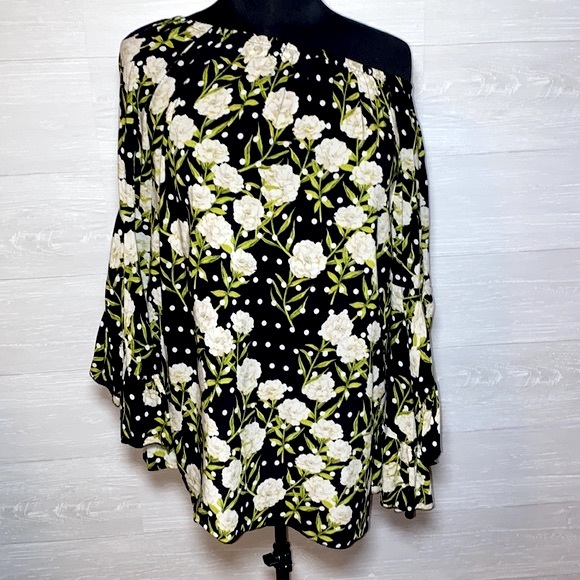 Star Fever Off-Shoulder Bell Sleeve with Ruffles - Picture 3 of 7